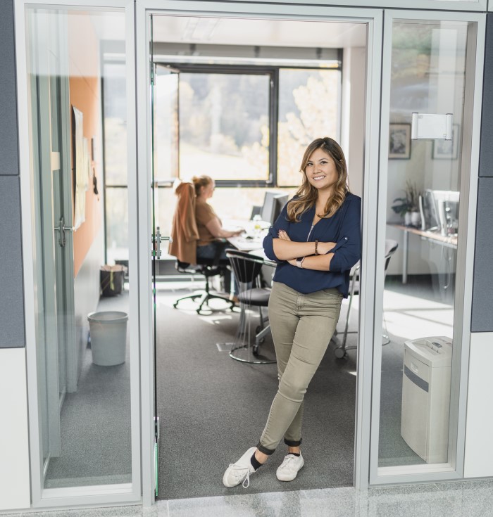 Frau an der Tür vor dem Büro