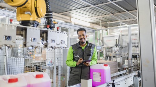 Eine Person in einer Fabrik