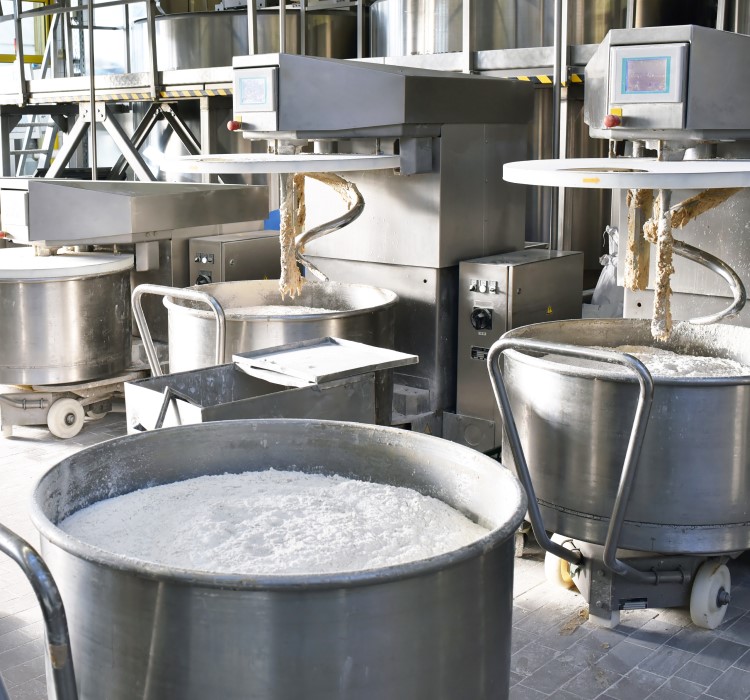 Großbäckerei mit Mehlbehältern.